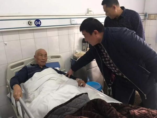 慰问住院员工，传递家的温暖